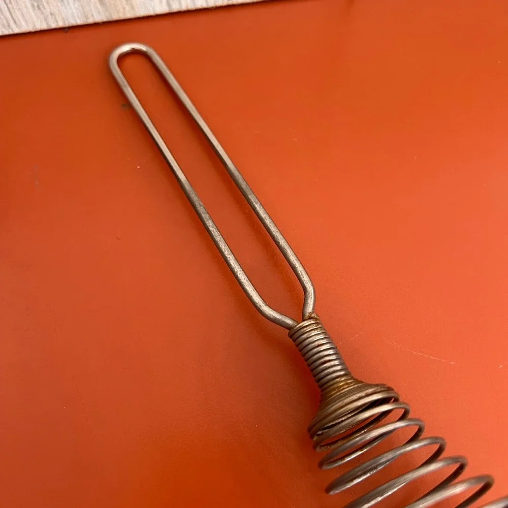 Vintage Metal Wire Coil Spring Whisk Beehive Tornado Kitchen Tool 8.5 Inch